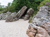Schrägstehende Felsen begrenzen den Strand - Sandkäs
